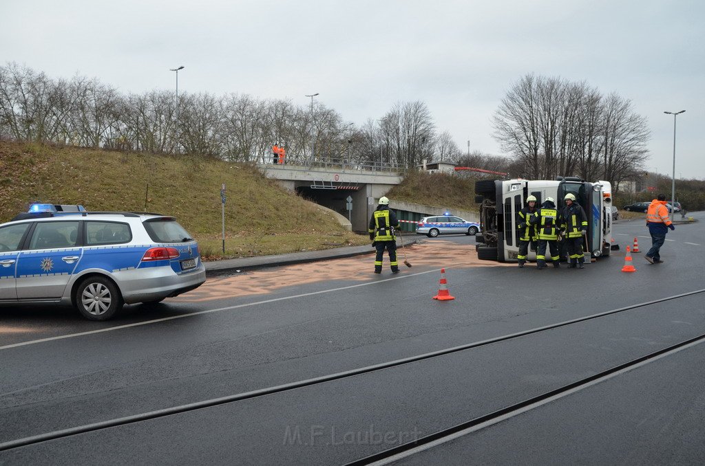 LKW umgestuerzt Niehler Hafen P050.JPG